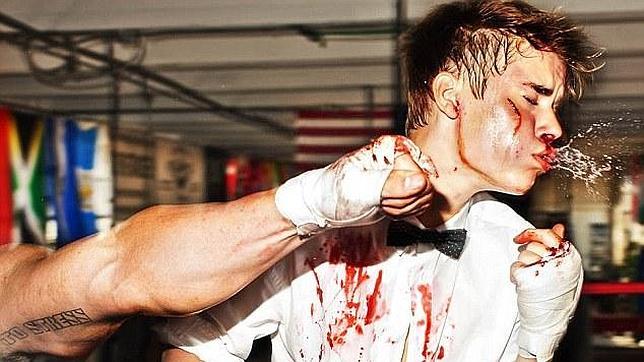 Justin Bieber recibe una buena paliza en el ring