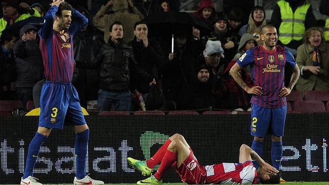 El Barcelona se queda sin laterales