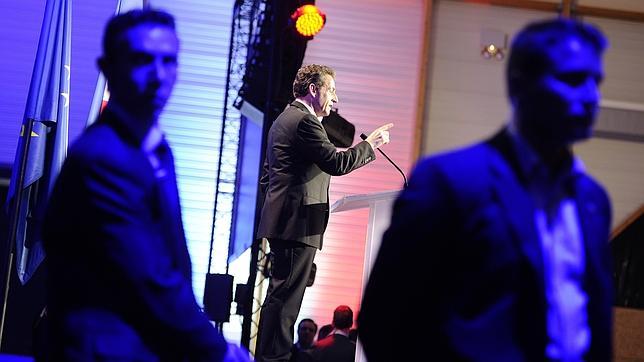 Sarkozy alcanza a Hollande en los sondeos para la primera vuelta