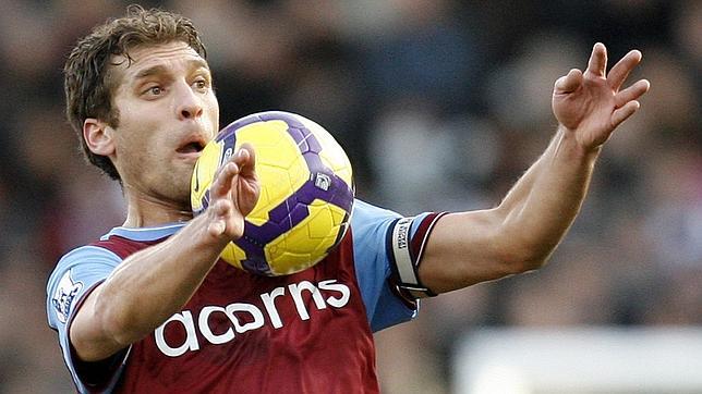 El capitán del Aston Villa, Stiliyan Petrov, sufre leucemia aguda