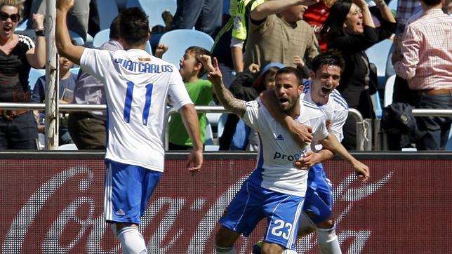 El Zaragoza suma tres puntos de oro que condenan al Sporting