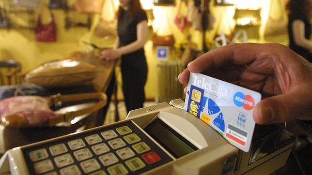 La banca eleva las comisiones por el uso de tarjetas de débito y crédito en marzo