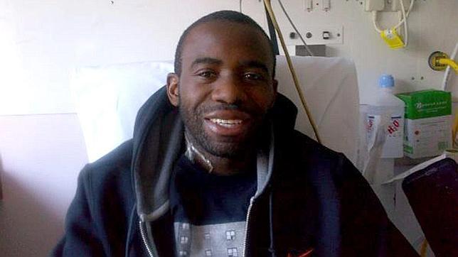 Muamba ya camina en el hospital