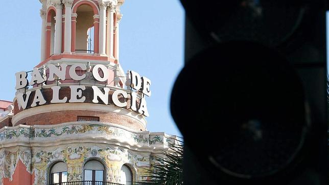 Guindos prevé usar el FROB  en la venta de Banco de Valencia y CatalunyaCaixa