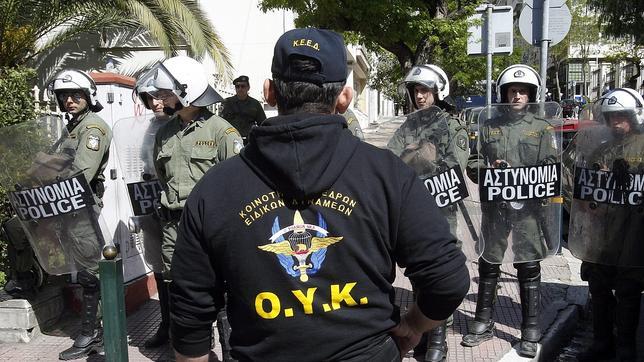 Grecia alquilará sus policías para recaudar fondos