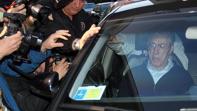 La mujer del dimitido Bossi guardaba en casa más de cien libros de magia negra