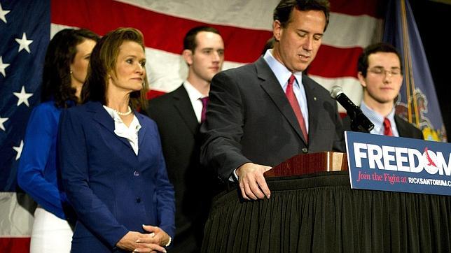 El candidato Rick Santorum se retira de las primarias republicanas