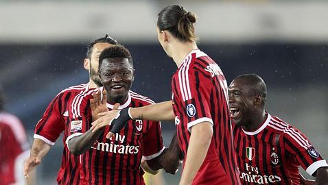 Muntari devuelve el liderato al Milán