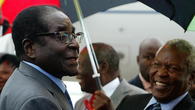 Mugabe regresa a Zimbabue en aparente buen estado tras los rumores sobre su estado de salud