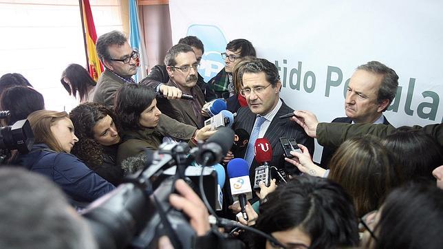 Feijóo se reúne en Santiago con Conde Roa, que mañana a las 12 dimitirá