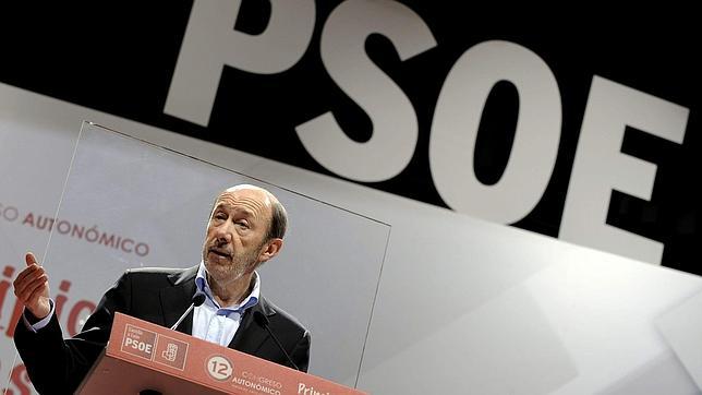 Rubalcaba pide salir de la crisis sin cuestionar los derechos laborales, la educación y la sanidad