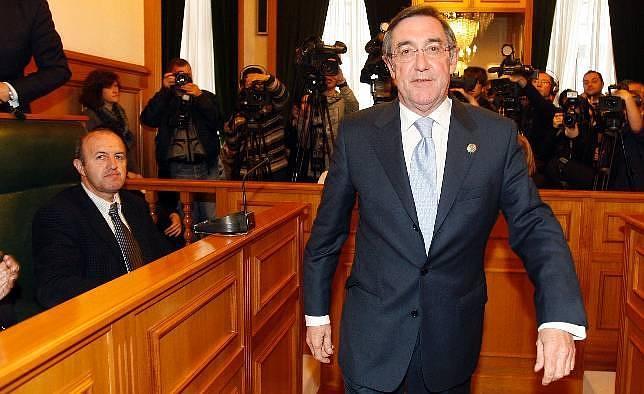 Currás toma el bastón de Santiago y cierra la crisis política municipal