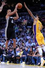 Pau Gasol y Bynum no pueden parar al ciclón Parker