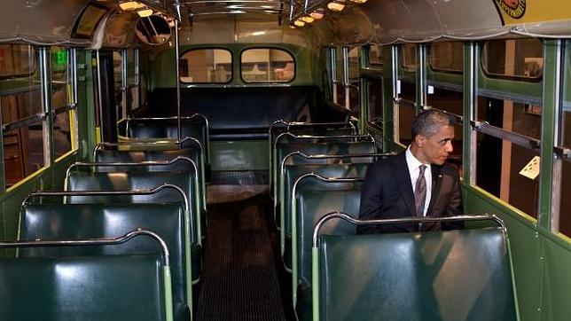 Obama se sienta en el autobús de Rosa Parks, símbolo de los derechos civiles en EE.UU.