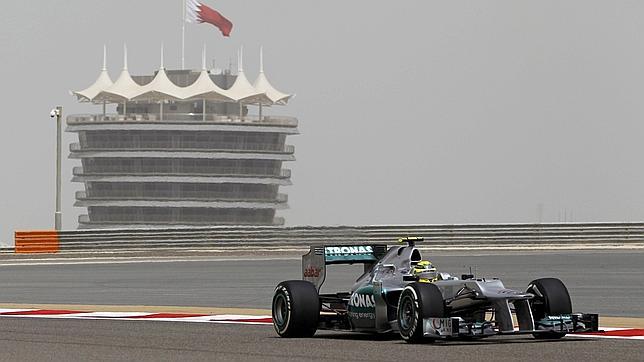 Hamilton, el más rápido en los primeros libres; Alonso, decimotercero