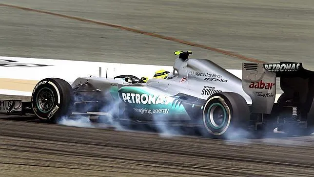 Alonso carga contra Rosberg: «Se puede adelantar por fuera de la pista, a disfrutar»
