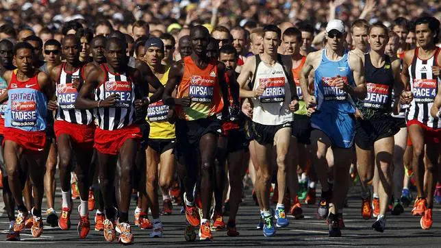 Kenianos y etíopes llevan la batalla del maratón a límites nunca conocidos