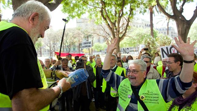 Medio centenar de «yayoflautas» ocupa la sede de Interior en Barcelona