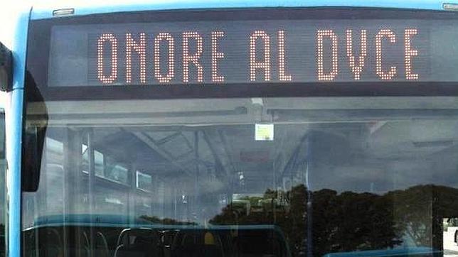 «Onore al duce» en un autobús de Roma