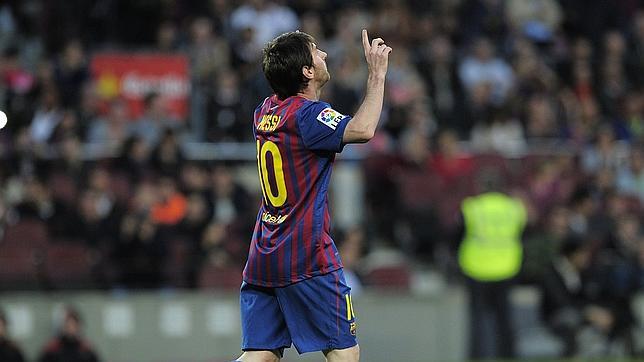 Un hat-trick de Messi ante el Málaga retrasa el alirón del Real Madrid