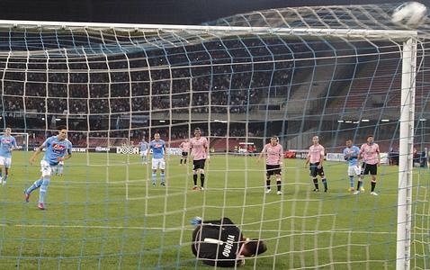 El Nápoles se aferra a la tercera plaza