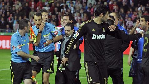 Botellazo de Dani Benítez a Clos Gómez