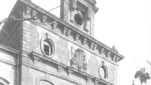 El Parlament restituye el escudo de Cataluña del presidente Macià