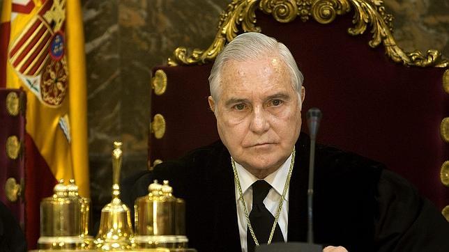 Dívar defiende la «transparencia» de sus gastos y reprocha a Benítez que no anunciara la denuncia