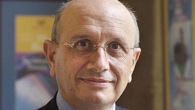 «Las reformas sanitarias hay que hacerlas con bisturí, no con unas tijeras»