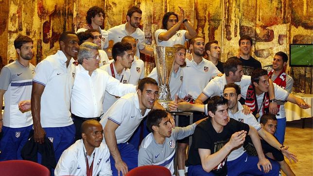 Las lágrimas de Arda, un brindis por el título y el trofeo como testigo