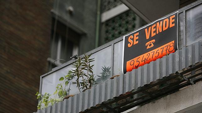 La compraventa de viviendas cae un 22% en marzo y suma 13 meses a la baja
