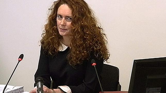 David Cameron mandaba a Rebekah Brooks «mucho amor» por SMS