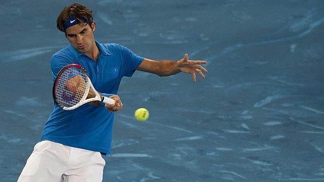 Federer, superviviente en el azul