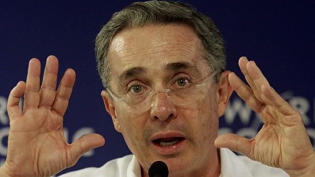 Un exjefe paramilitar asegura que financió  la reelección de Álvaro Uribe