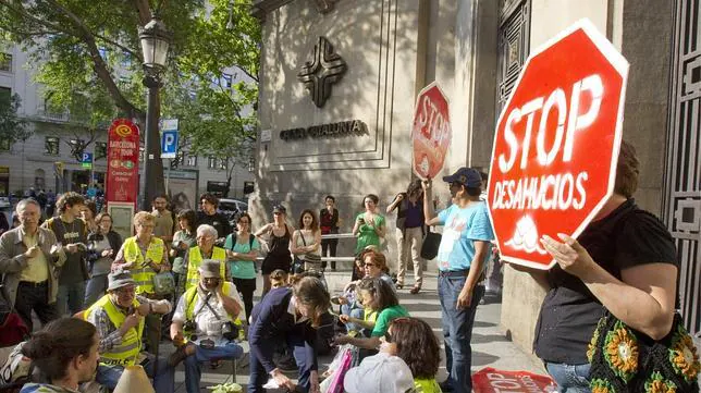 Grupos de indignados protestan ante sedes bancarias contra los desahucios