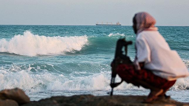 Fuerzas de la UE atacan por primera vez desde el aire barcos piratas en Somalia