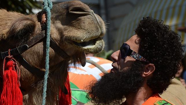 Un «dictador» y su camello, de paseo por la Croisette en el Festival de Cannes