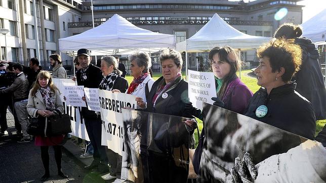 Mladic intimida durante el juicio a varias madres de víctimas de Srebrenica