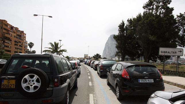 Colas de tres horas a la salida de Gibraltar por los controles de la Guardia Civil