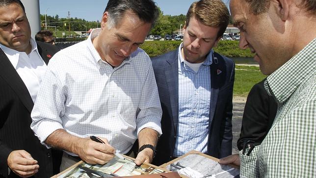 Romney casi alcanza a Obama en la recaudación de los fondos de campaña