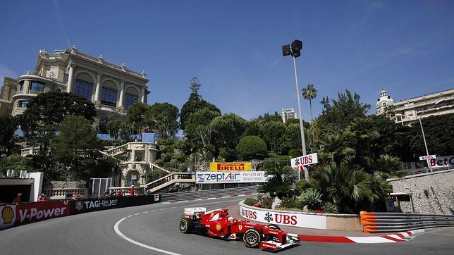 Alonso da primero en Mónaco