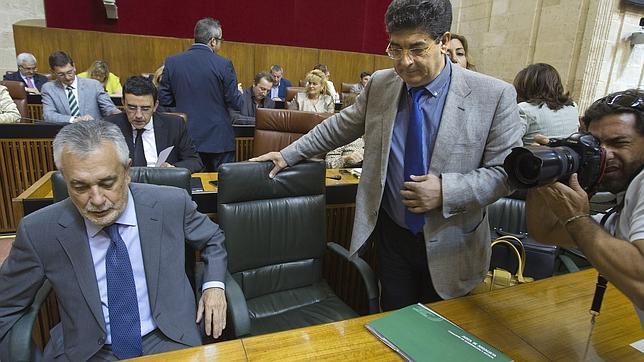 IU obliga a Griñán a paralizar el recorte de sueldo a funcionarios