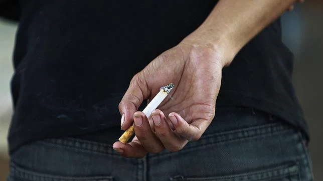 Un tercio de los españoles con más de 15 años fuma en la actualidad