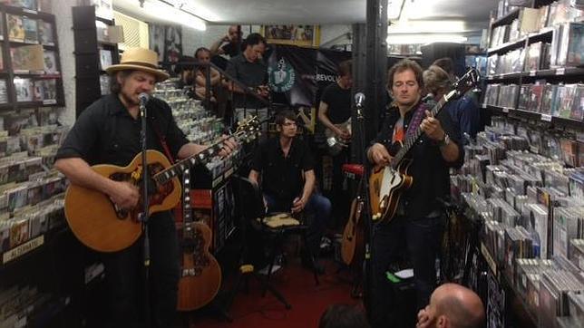 Concierto sorpresa de Wilco en una tienda de discos de Barcelona