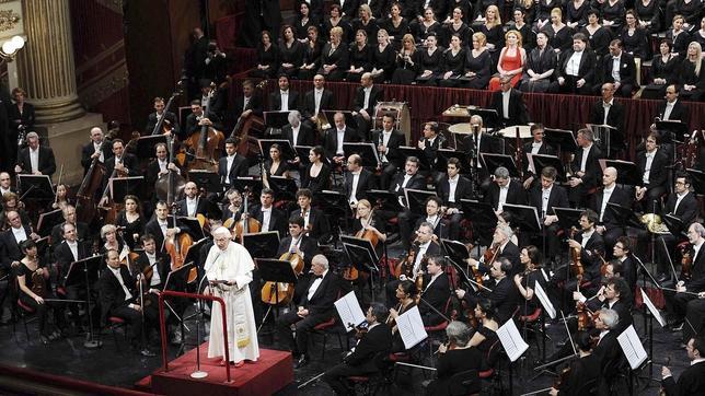 Benedicto XVI asiste a un concierto, dirigido por Barenboim, en La Scala