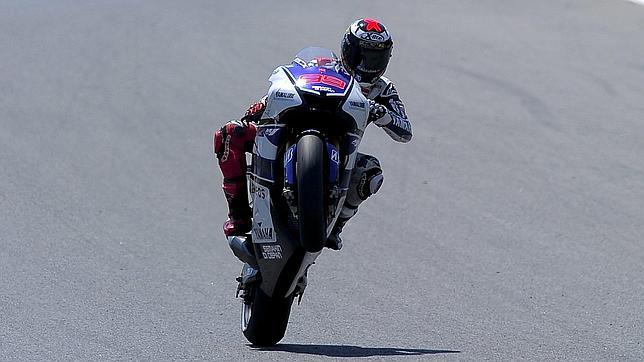 Lorenzo impone los galones