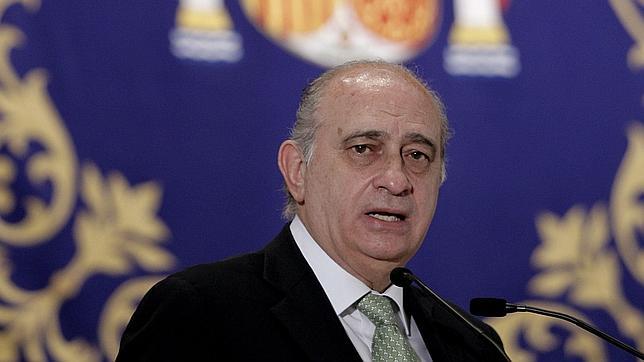 Fernández Díaz ve «lamentable y mezquino» cuestionar el papel de la Guardia Civil