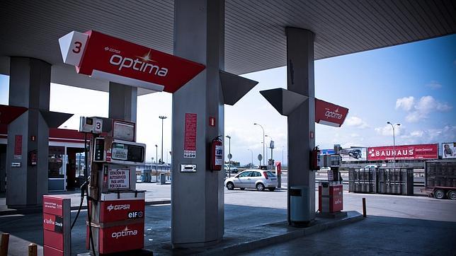 El consumo de carburantes se desploma un 9,4% en abril y se sitúa en niveles de 2001