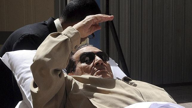 Empeora la salud de Mubarak mientras permanece en prisión