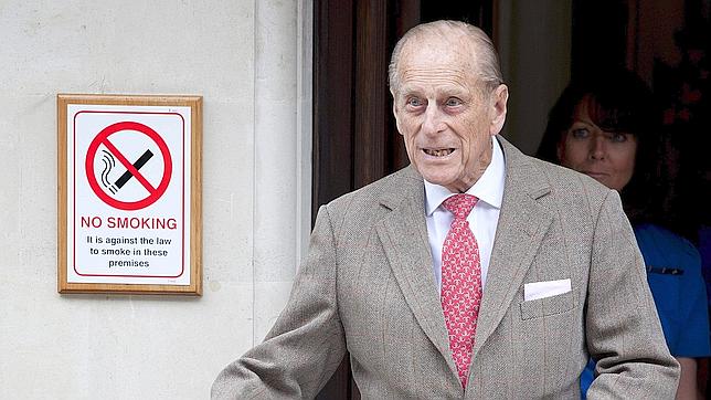 El duque de Edimburgo abandona el hospital